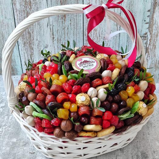 Корзина с сухофруктами и орехами