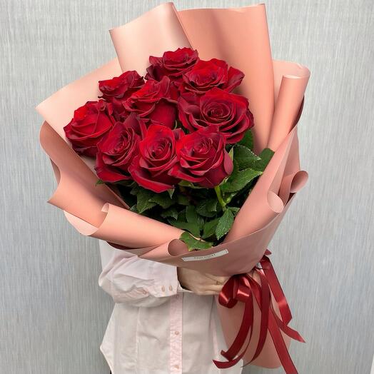 Букет из 9 красных роз 70 см в стильной упаковке
