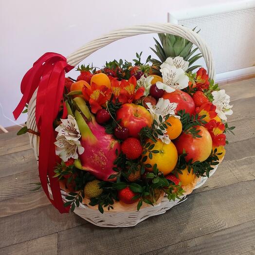 Корзина с фруктами и ананасом