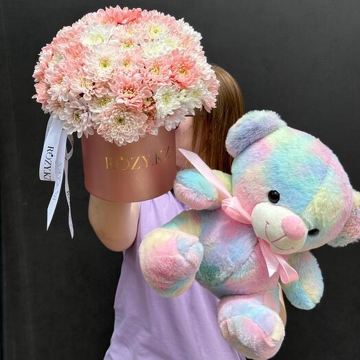 Коробка s из хризантем и радужного Мишки