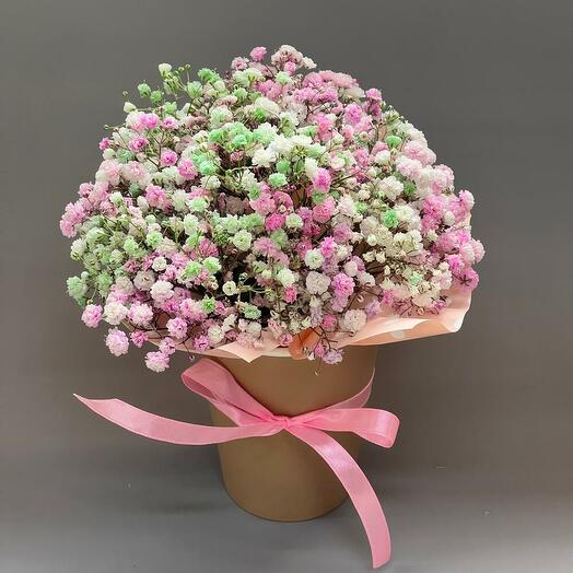 Gypsophila iridiscente en un vaso