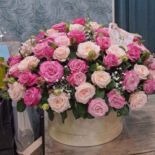 Цветы в коробке с розами