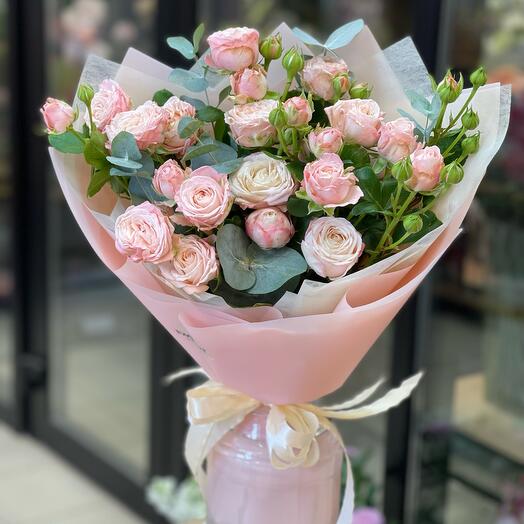 Букет с пионовидной кустовой розой