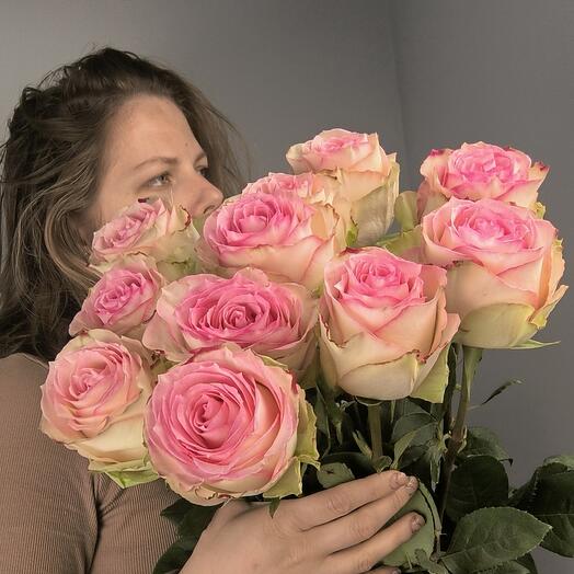11 pink roses