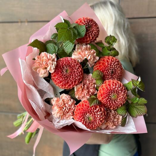 Букет дуэт из георгин и карамельных диантусов🧡