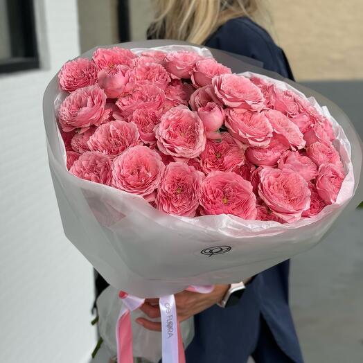 Bouquet of pink garden spray roses