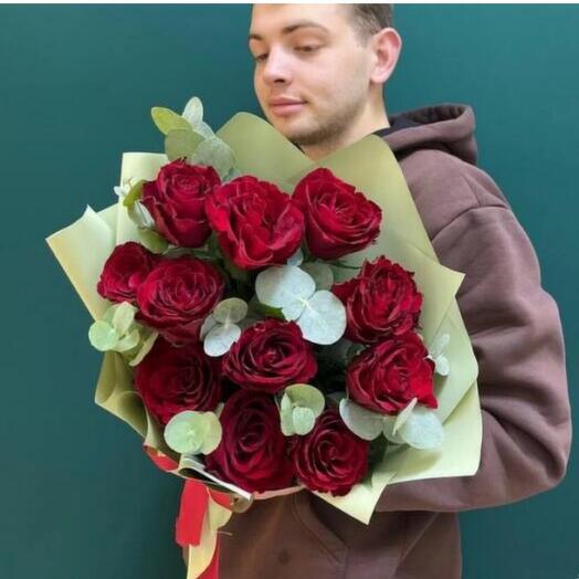 15 красных роз с эвкалиптом