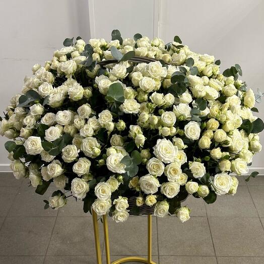 Корзина с цветами кустовыми пионовидными розами 101 шт