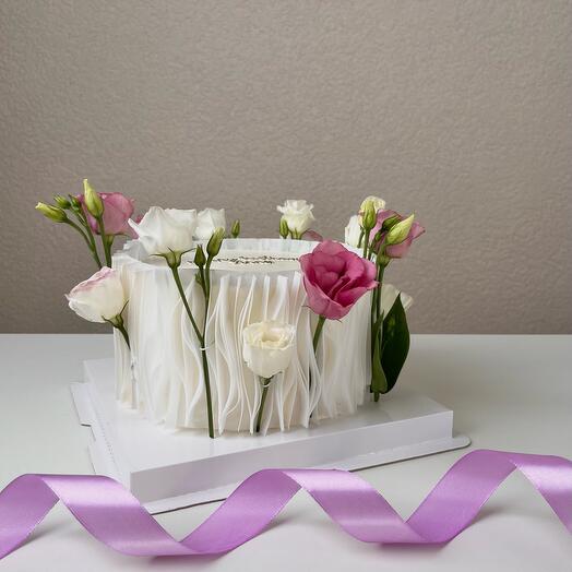 Pastel con decoración de papel Waffle y flores vivas