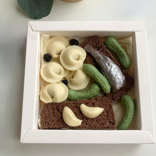 Шоколадный набор с хлебом, огурцами и пельменями папе