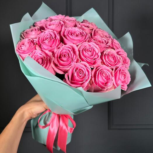 Bouquet of 25 pink roses in mint packaging