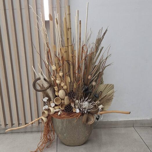 Arrangement with dry flowers