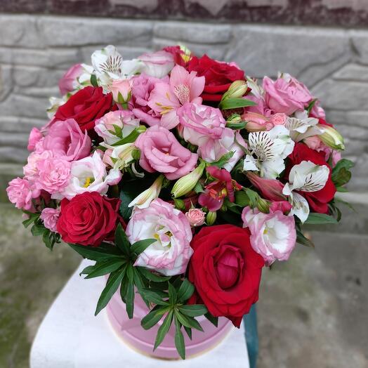 Цветы в коробке с красными розами