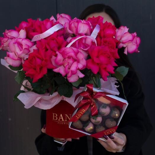 Комбо: 15 Ажурных роз в боксе + 9шт клубники в шоколаде