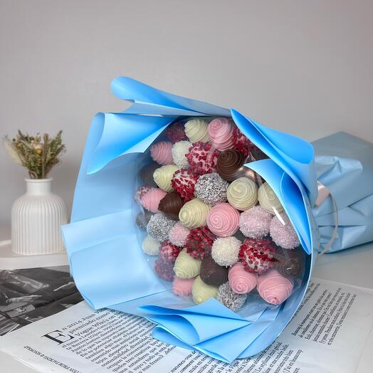 Bouquet of strawberries "Blue Breeze"(35🍓)