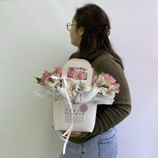 Цветы в сумке Florence white из розовых и белых альстромерий