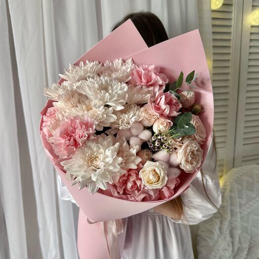 Авторский букет: хризантема, пионовидные розы, эвкалипт