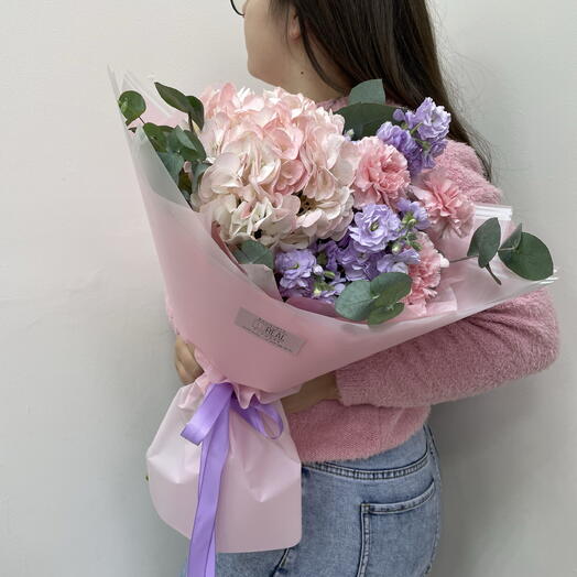 Букет Sandra pink из гортенции, маттиолы и диантусов