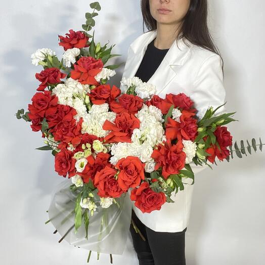 Французские красные розы и гортензии