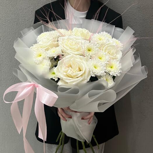 Bouquet of chrysanthemums and white roses