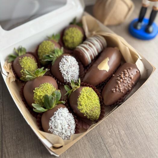 Клубника и бананы в шоколаде