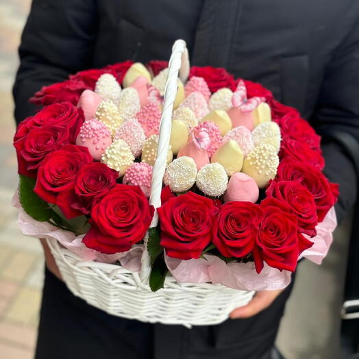 Клубника с розами в корзине
