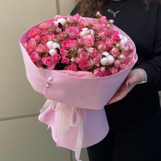 Букет из 25 веток кустовой розовой розы с хлопком + сладкий подарок🎁