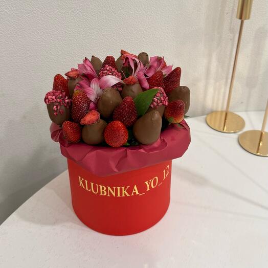 Клубника и цветы в шляпной коробке