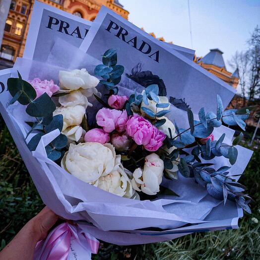 Букет из 15 пионов и эвкалипта