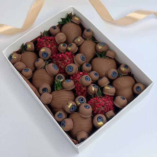 Postre Fresas cubiertas de chocolate y arándanos