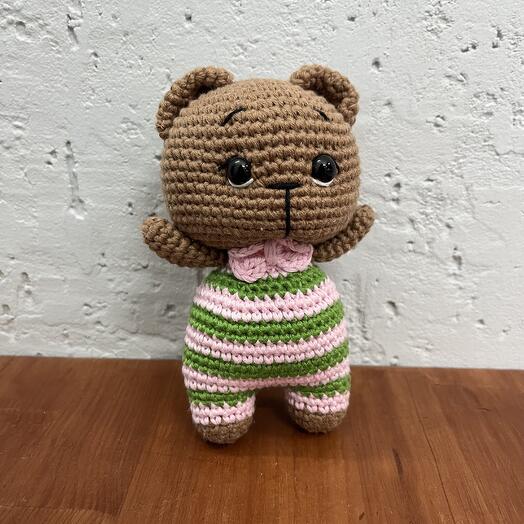 Вязаная игрушка «медвежонок в разноцветном костюме»