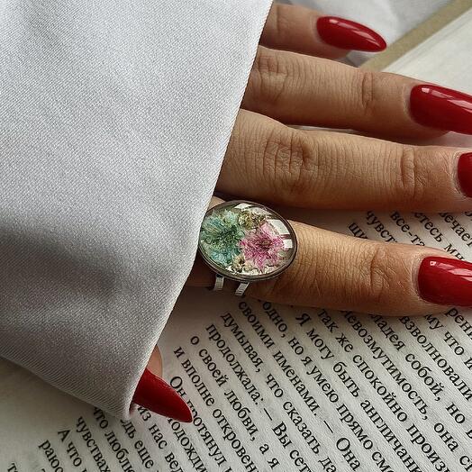 Кольцо-овал с композицией гипсофилы