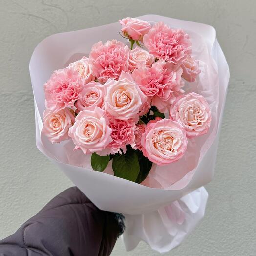 Bouquet of spray roses with carnations