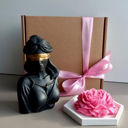 Juego de regalo: Estatuilla de la diosa de la justicia, vela de Peonía en el soporte