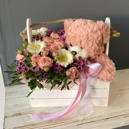 Ящичек с нежными цветами и милым плюшевым мишкой💕