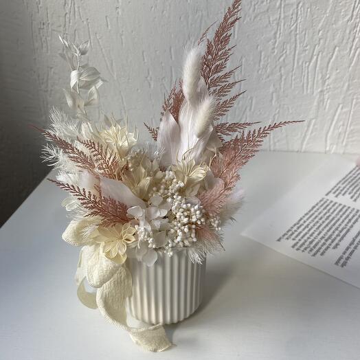 Miniature composition of dried flowers and stabilized flowers