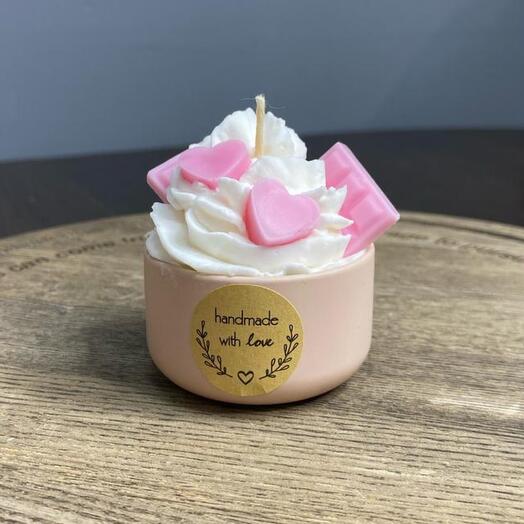 A gift candle in the form of a pie