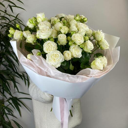 Bouquet of white bush roses Bombastic