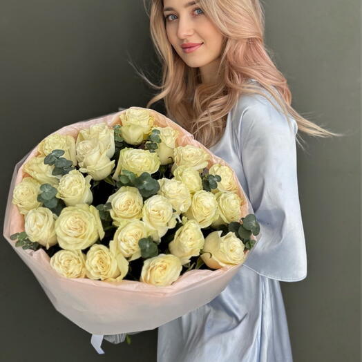 25 белых роз
