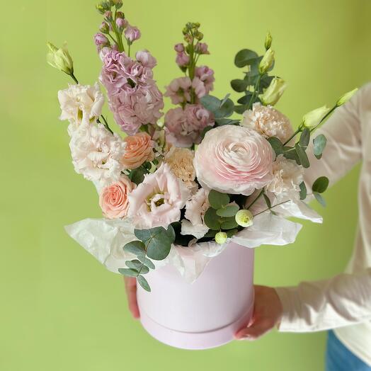 Цветы в коробке «Зефир» с ранункулюсом и маттиолой