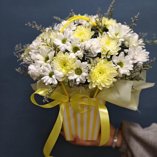 Цветы в коробке хризантема с Лимониумом