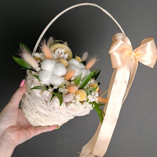 Cesta de Pascua de algodón y pollo
