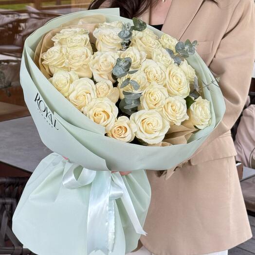 Ароматный букет из роз с эвкалиптом