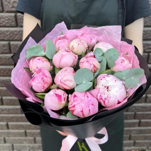 Розовые пионы Sarah 15 шт с эвкалиптом