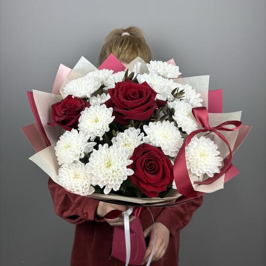 Букет с кустовыми хризантемами и красной розой