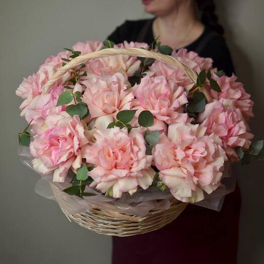 Корзина из 19 ажурных роз с ароматным эвкалиптом