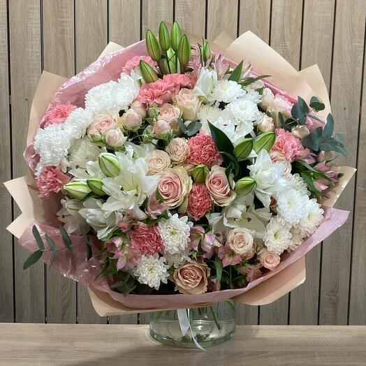 Премиум нежный букет с пионовидной лилией, белоснежной хризантемой и кустовой розой