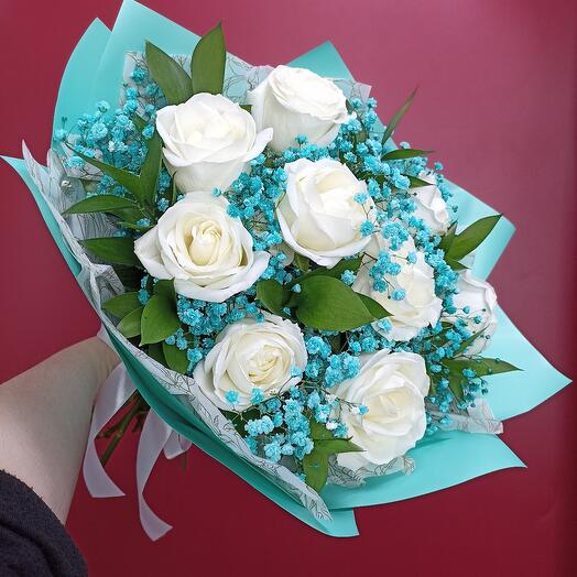 Монобукет из белых роз и гипсофилы