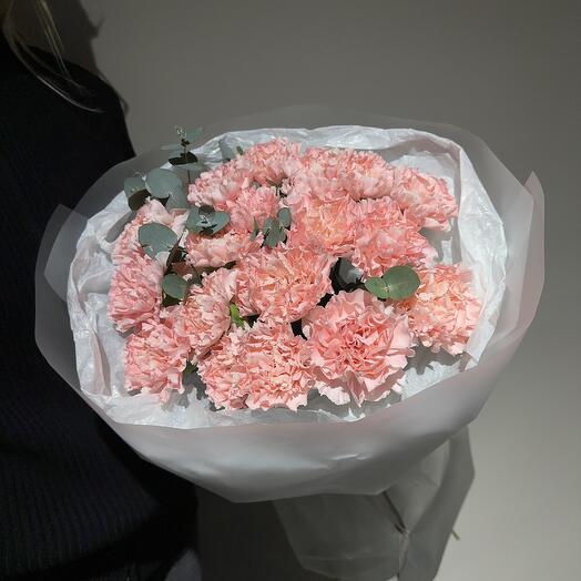 Букет из 19 диантусов с эвкалиптом