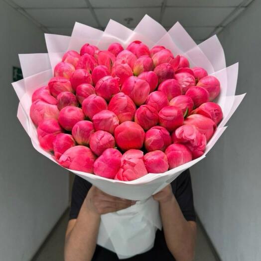 Букет из коралловых пионов